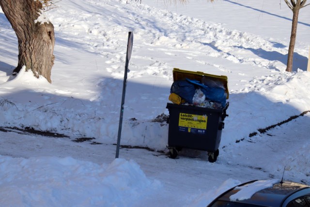 Mülltonne im Schnee